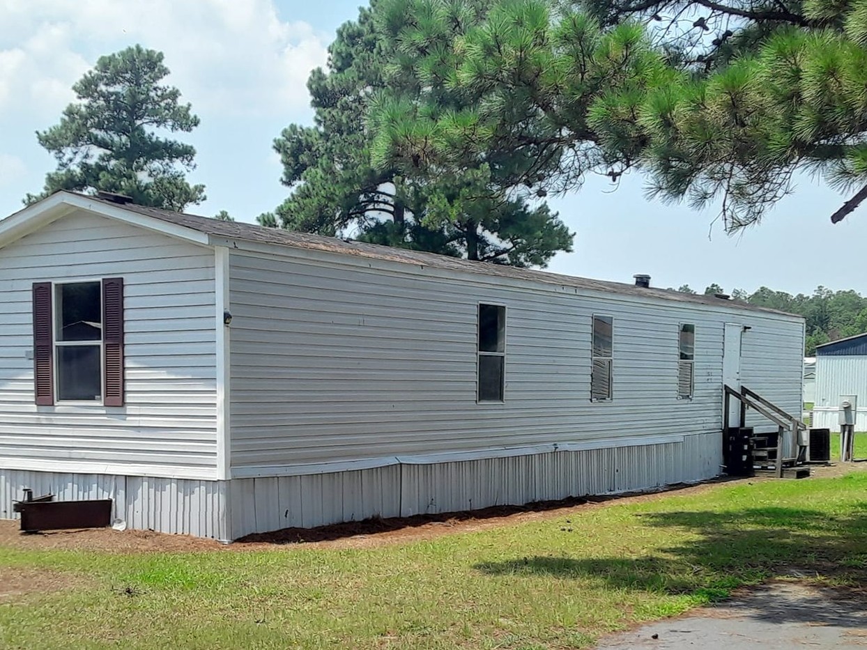 Clean mobile home exterior after pressure washing
